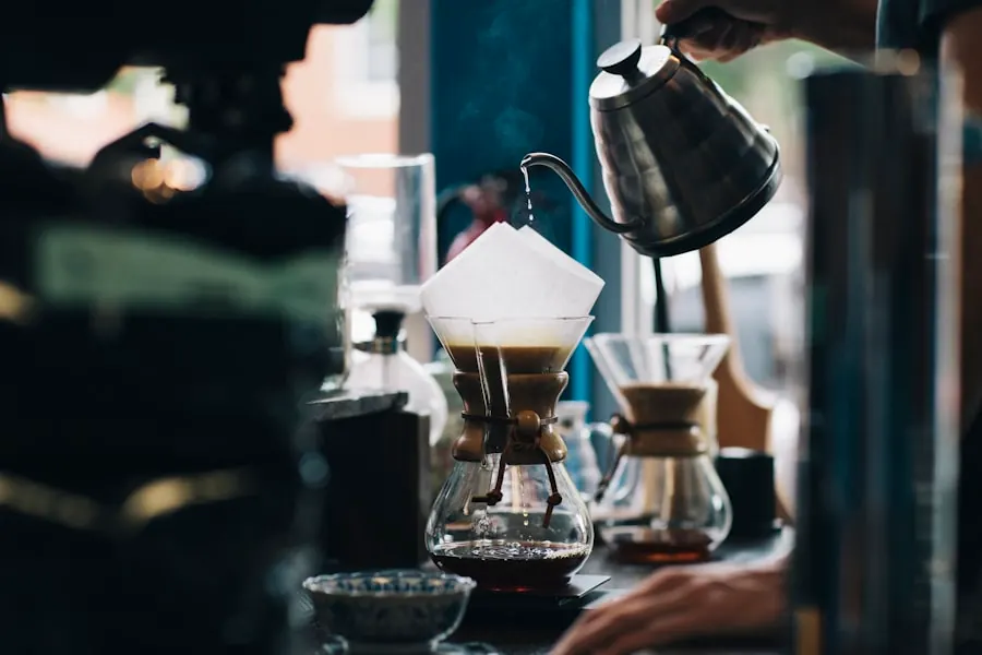 Barista bereitet Specialty Coffee zu